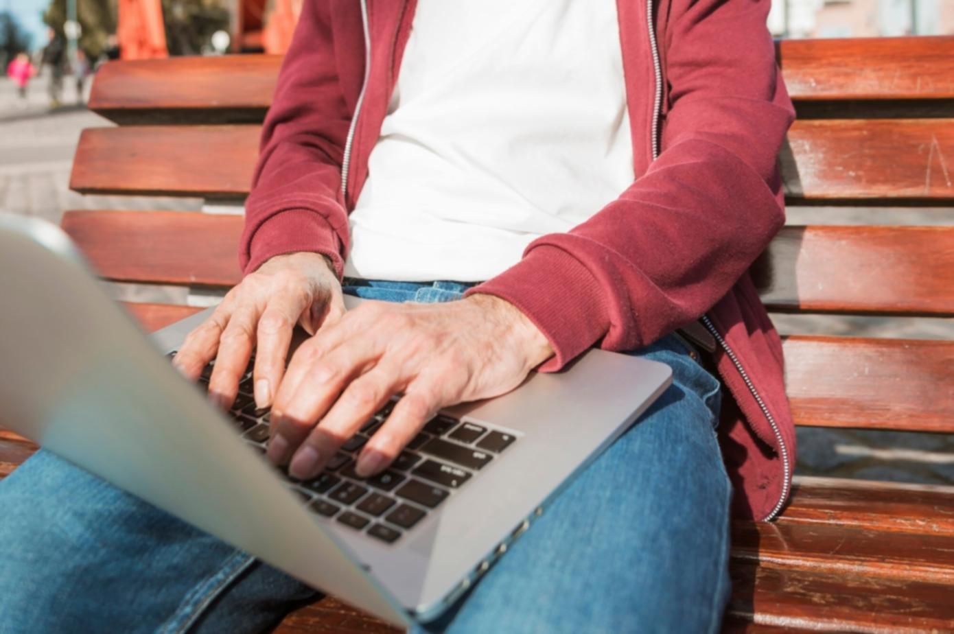 Detaillierte Finanzmodelle und Datenvisualisierungen auf Bildschirmen